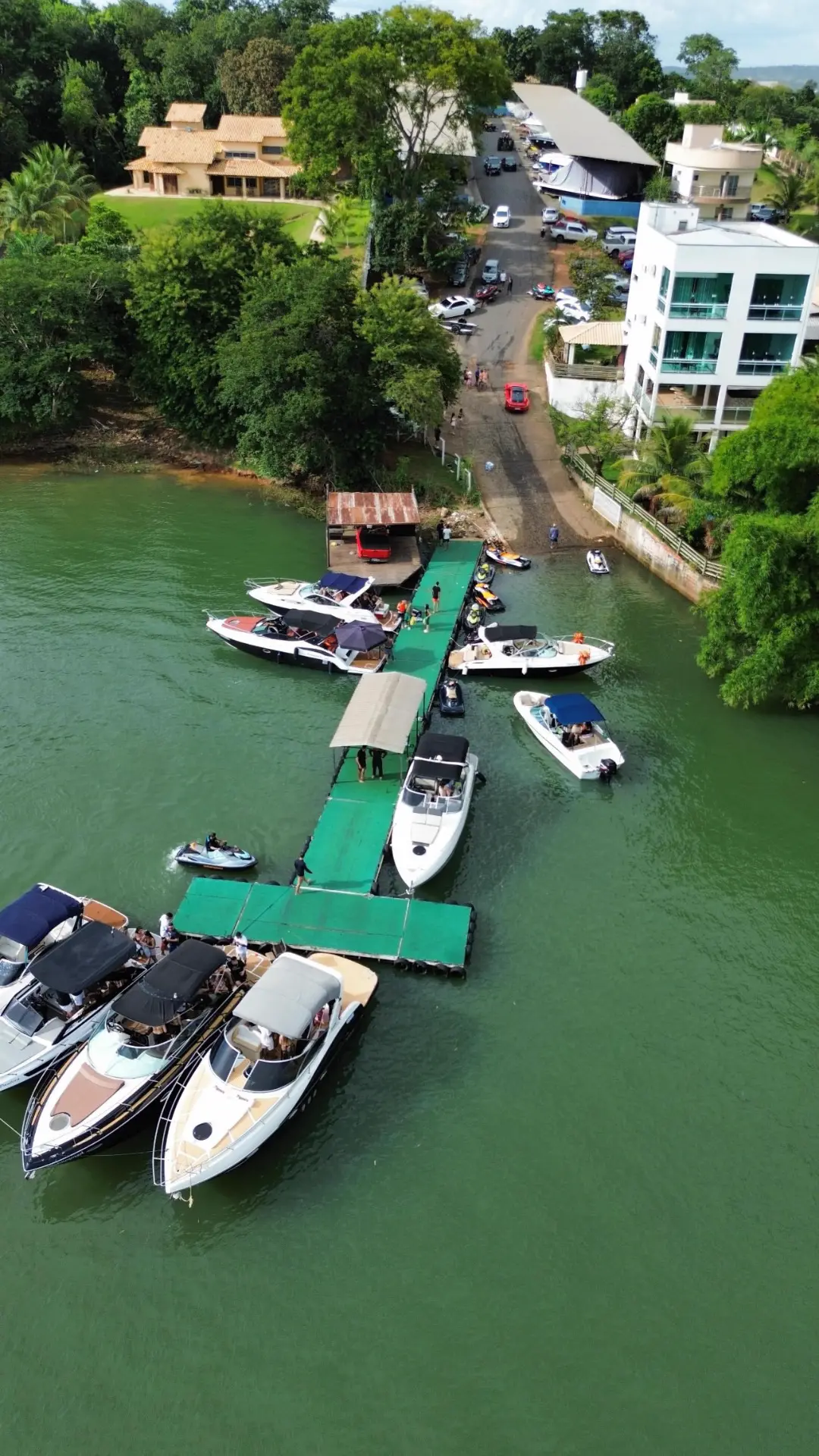 Clientes da Jet Caldas aproveitando o passeio no Lago Corumbá em Caldas Novas